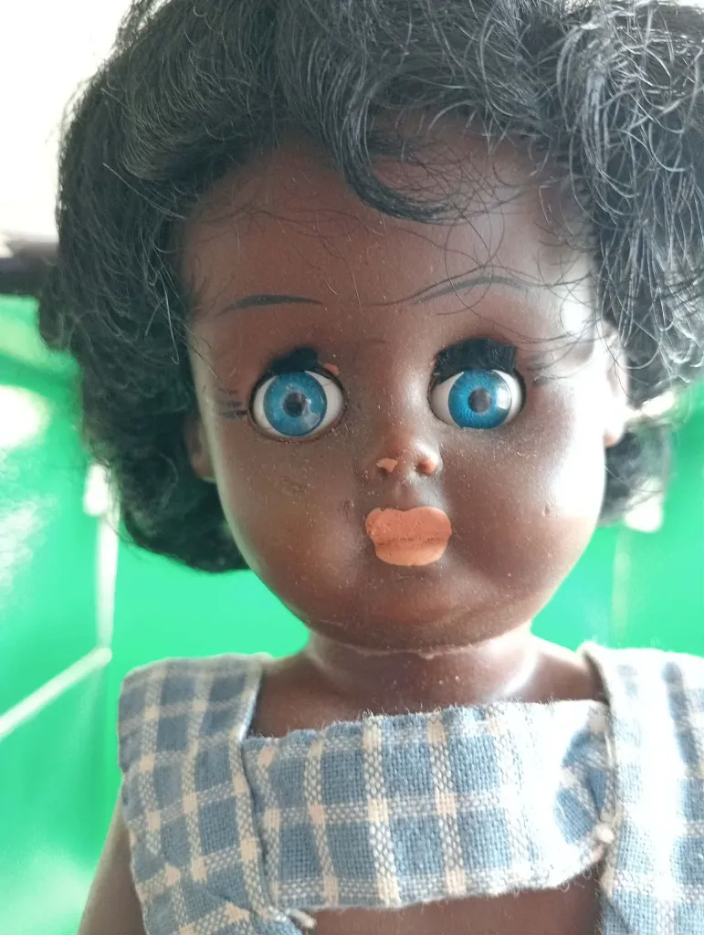 Poupée rétro au teint chocolat.webp