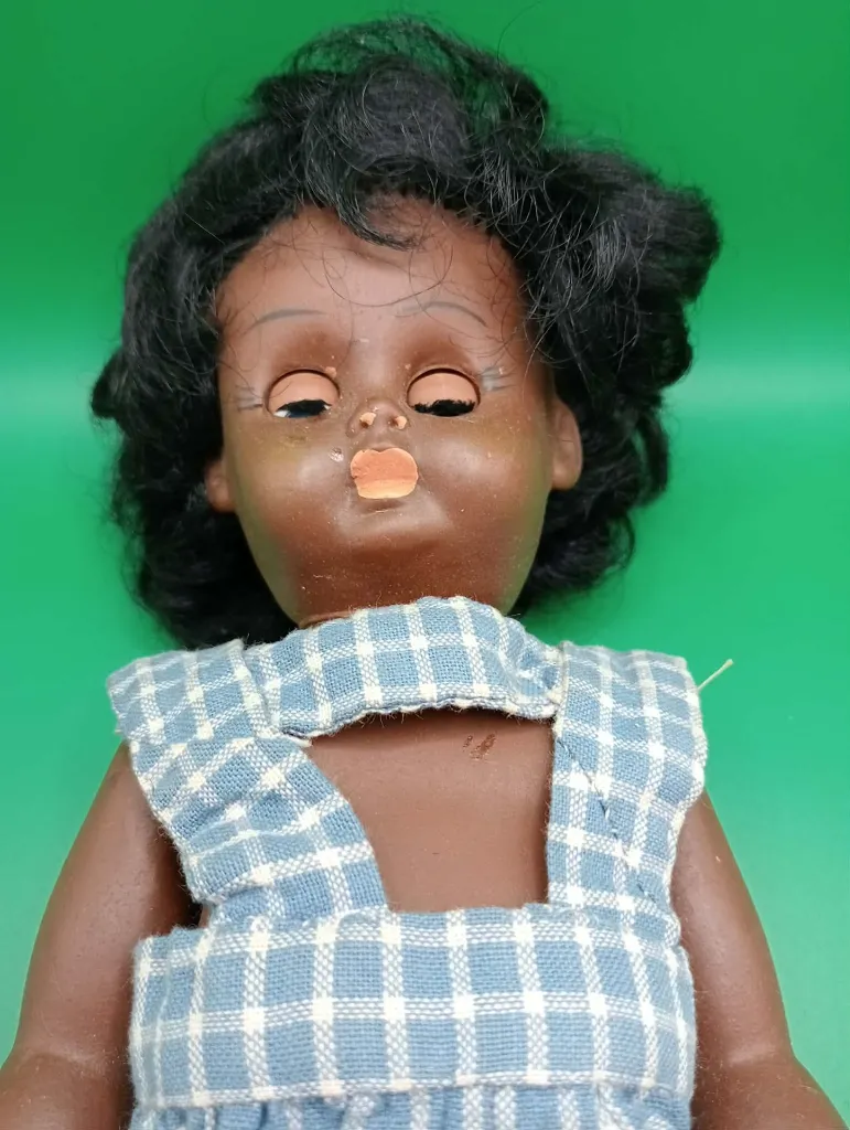 Poupée rétro au teint chocolat.webp