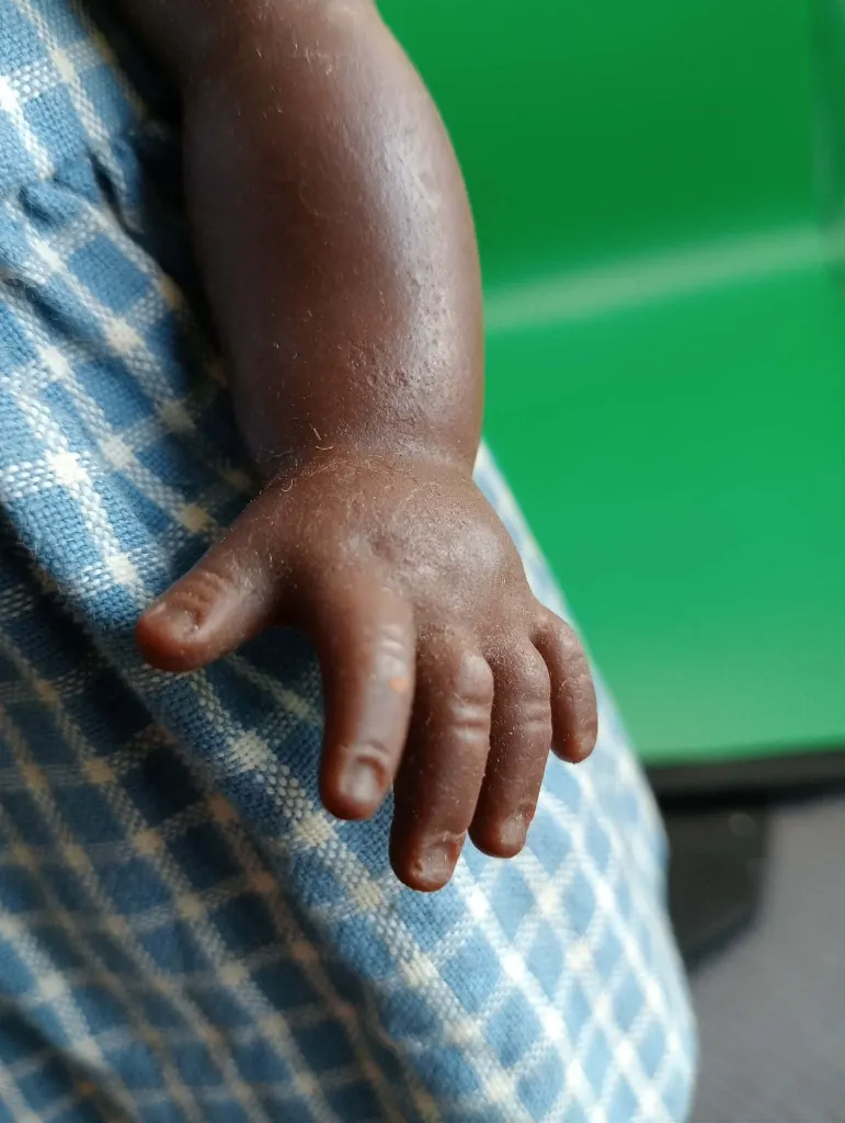 Poupée rétro au teint chocolat.webp