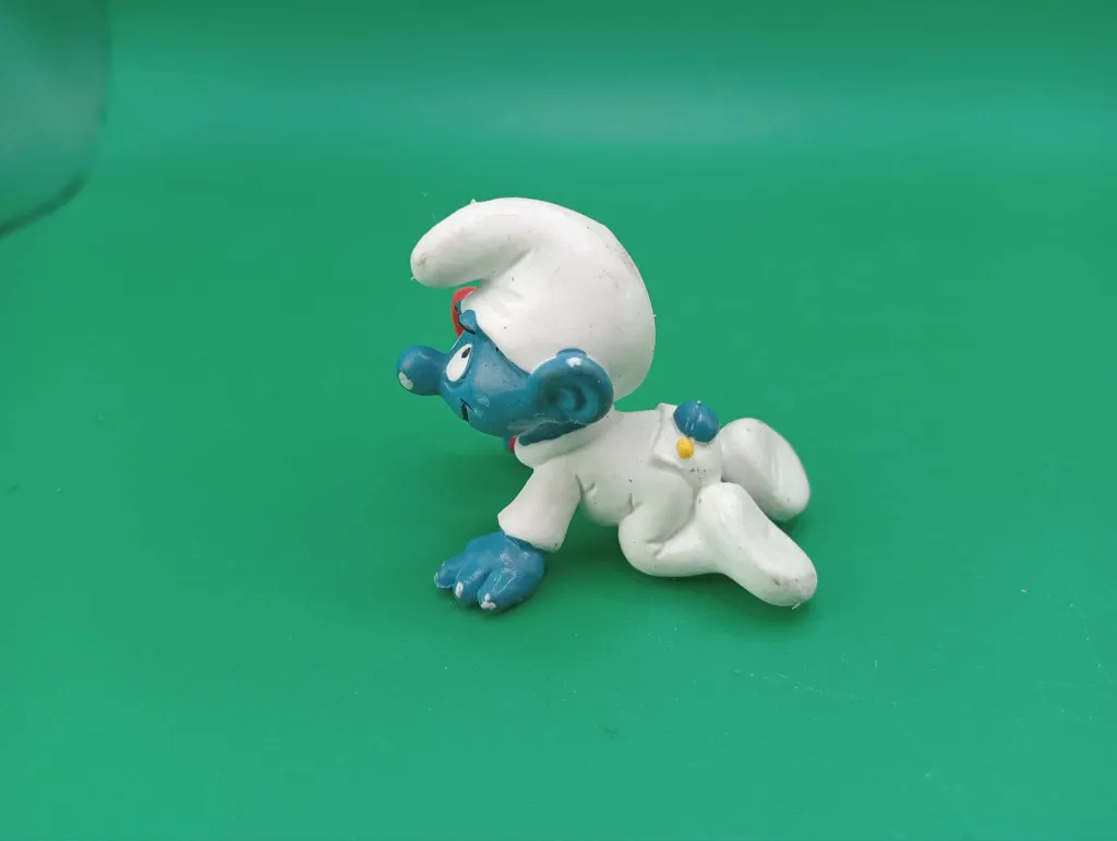 Bébé Schtroumpf au hochet.webp