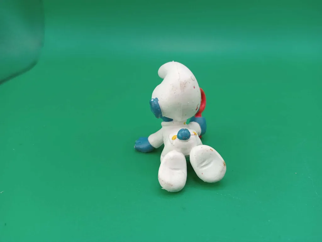 Bébé Schtroumpf au hochet.webp