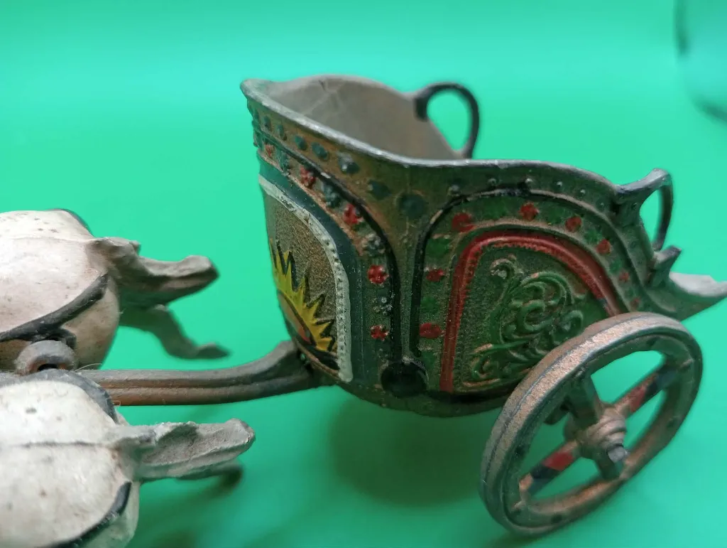 Chariot ancien en métal peint – J. Hill & Co England – avec deux chevaux (défauts)