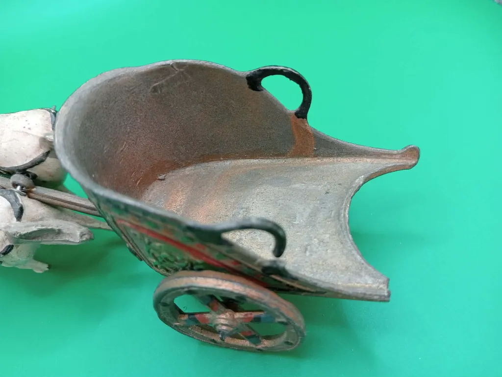 Chariot ancien en métal peint – J. Hill & Co England – avec deux chevaux (défauts)