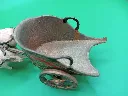 Chariot ancien en métal peint – J. Hill & Co England – avec deux chevaux (défauts)