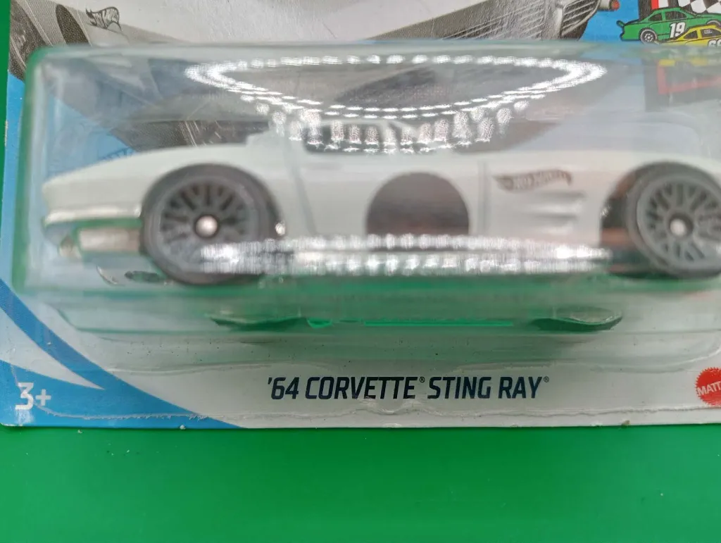 Hot Wheels ‘64 Corvette Sting Ray.webp