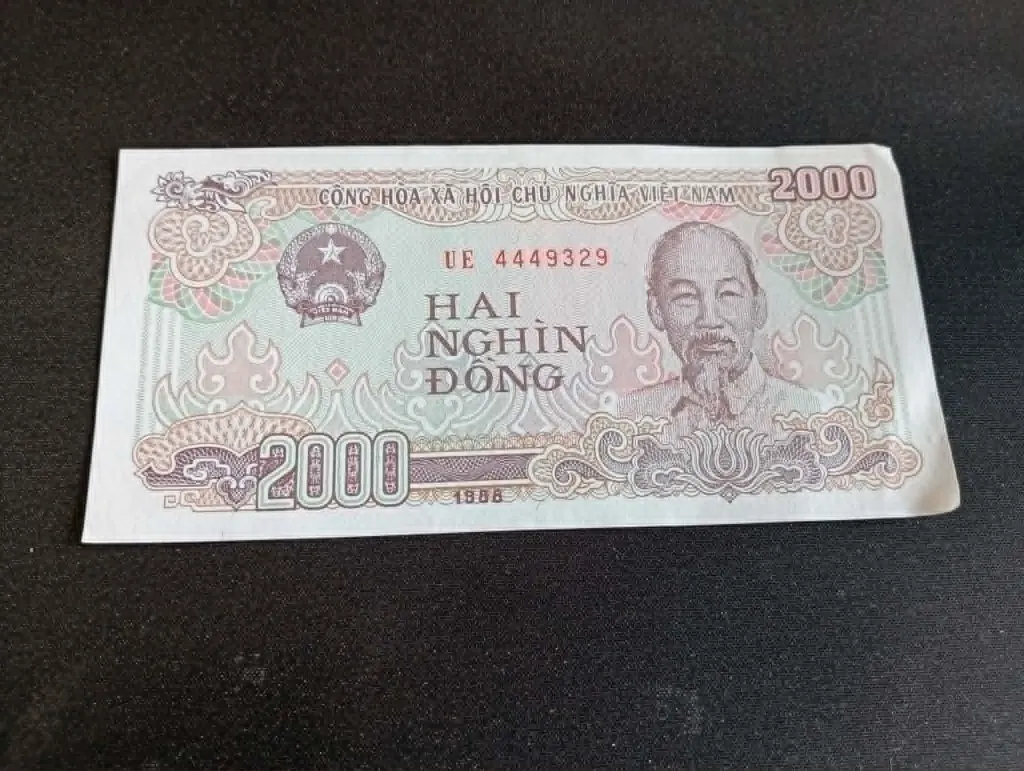 Billet vietnamien 2000 đồng – République socialiste du Viêt Nam – 1988 – billet de banque – vintage – recto portrait de Hồ Chí Minh et verso ouvrières dans une usine textile.webp
