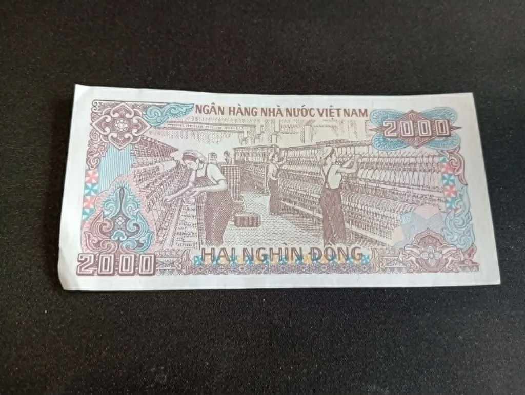 Billet vietnamien 2000 đồng – République socialiste du Viêt Nam – 1988 – billet de banque – vintage – recto portrait de Hồ Chí Minh et verso ouvrières dans une usine textile.webp