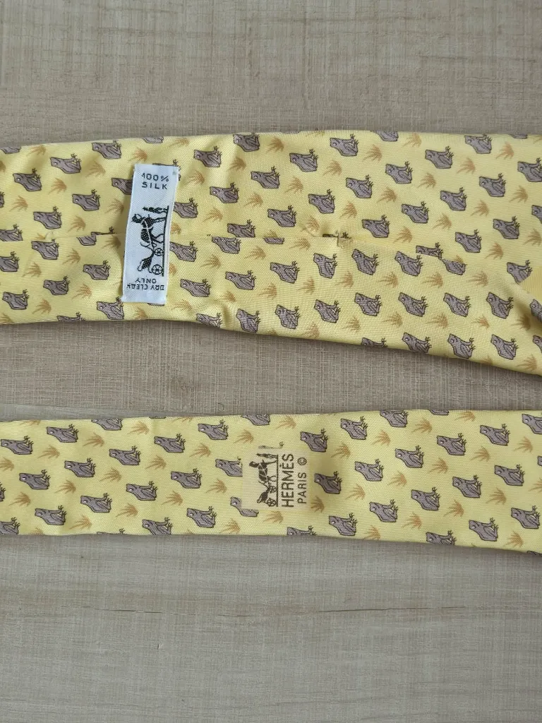 Cravate Hermès jaune grenouilles (authenticité non certifiée)
