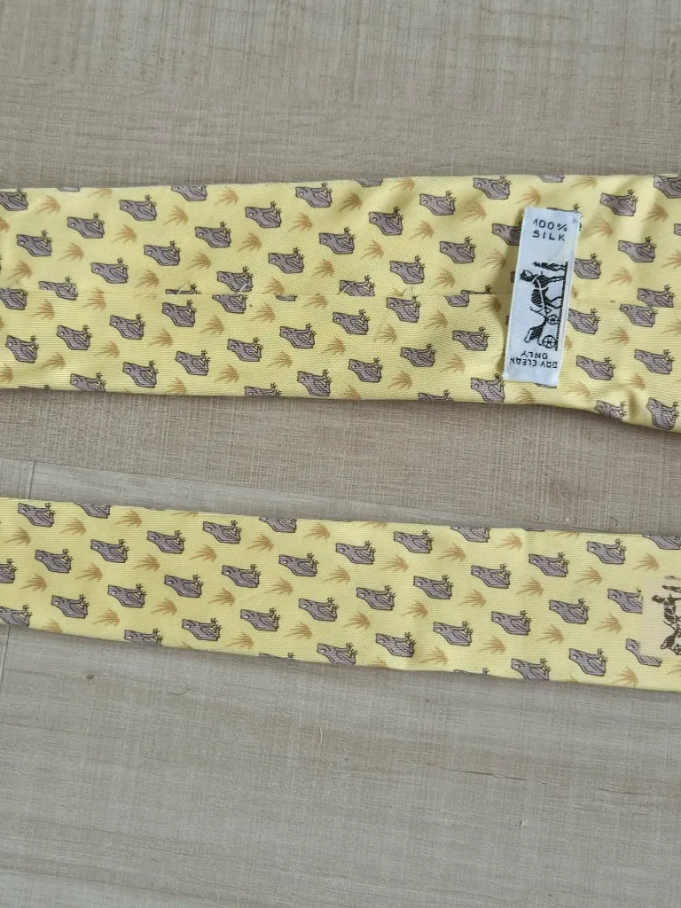 Cravate Hermès jaune grenouilles (authenticité non certifiée)
