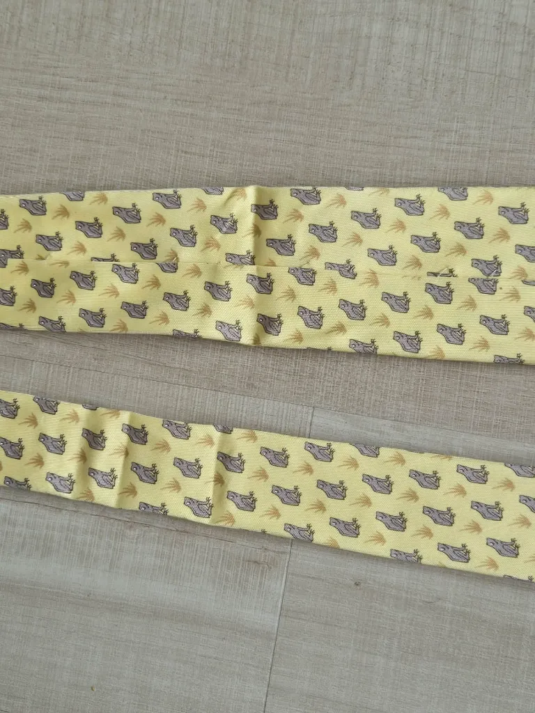 Cravate Hermès jaune grenouilles (authenticité non certifiée)