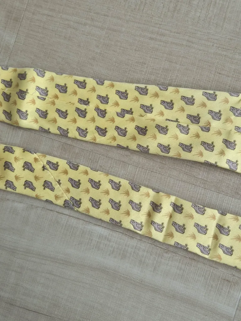 Cravate Hermès jaune grenouilles (authenticité non certifiée)