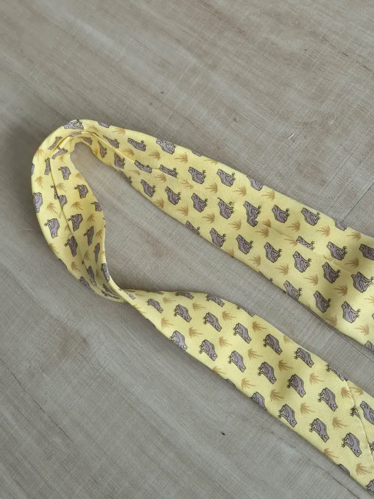 Cravate Hermès jaune grenouilles (authenticité non certifiée)