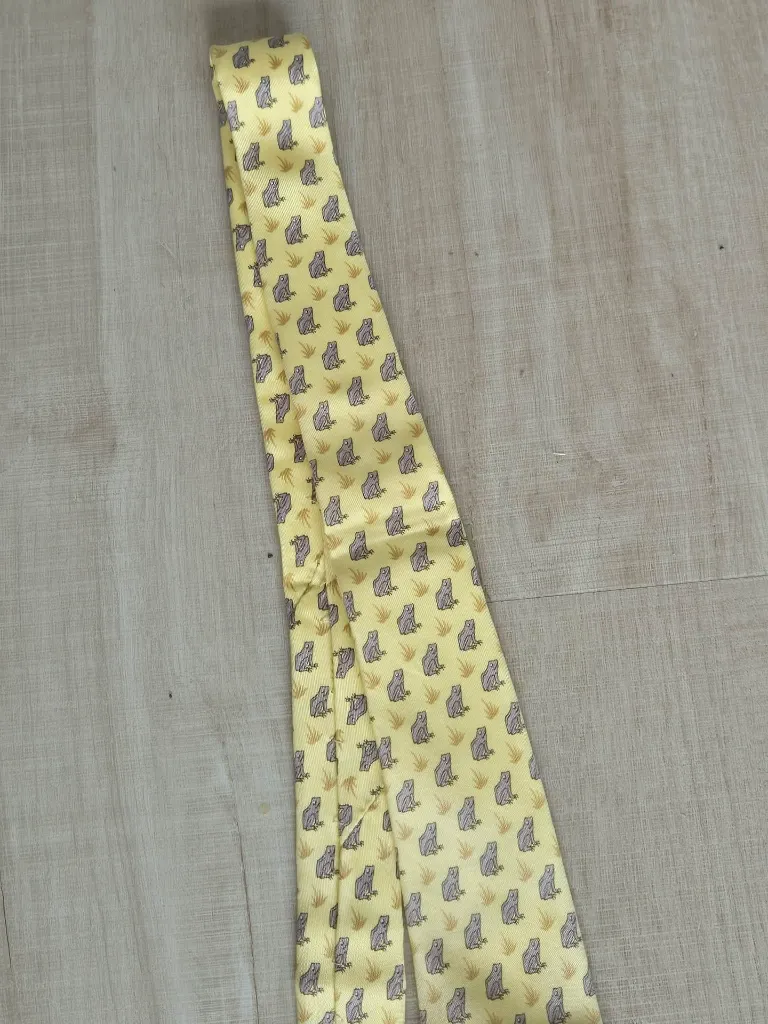 Cravate Hermès jaune grenouilles (authenticité non certifiée)
