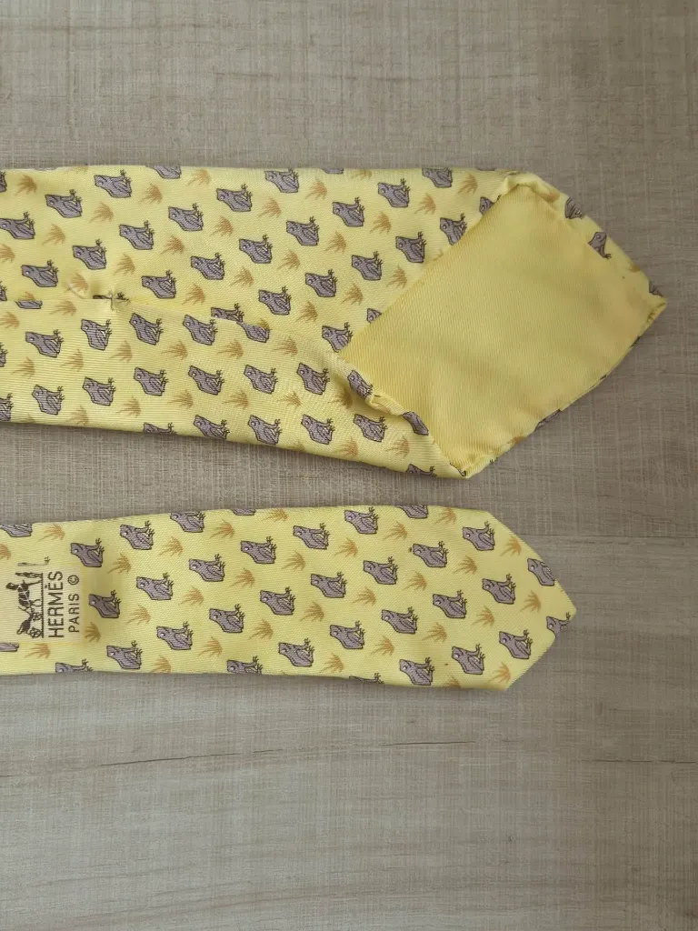 Cravate Hermès jaune grenouilles (authenticité non certifiée)