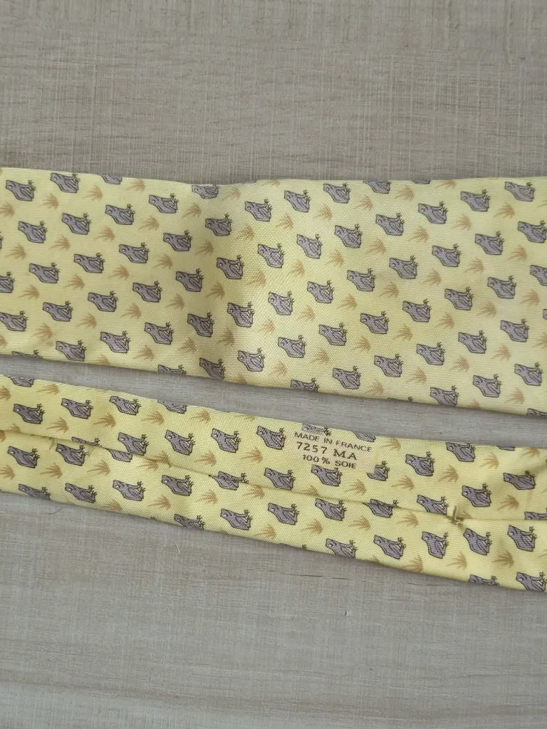 Cravate Hermès jaune grenouilles (authenticité non certifiée)
