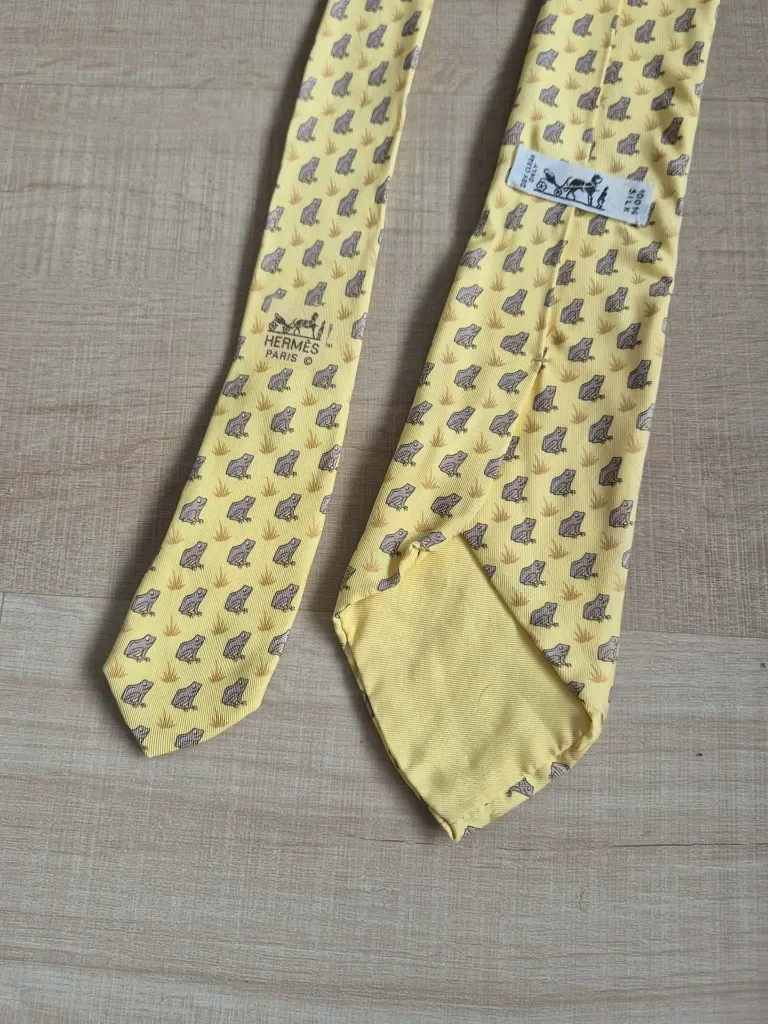 Cravate Hermès jaune grenouilles (authenticité non certifiée)