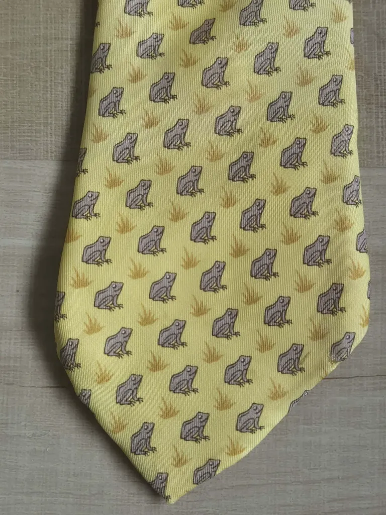 Cravate Hermès jaune grenouilles (authenticité non certifiée)