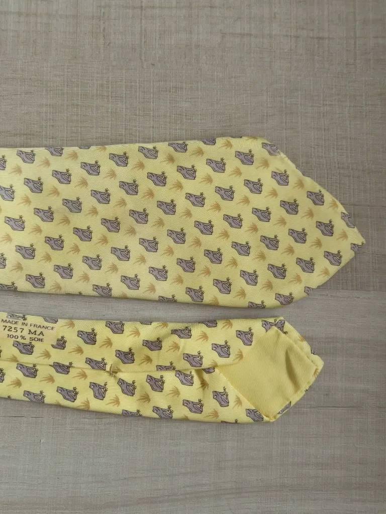 Cravate Hermès jaune grenouilles (authenticité non certifiée)