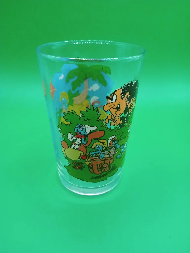 Verre Schtroumpfs 1988 – © Peyo – Gargamel embusqué observant les Schtroumpfs sur une plage tropicale – verre décoré vintage