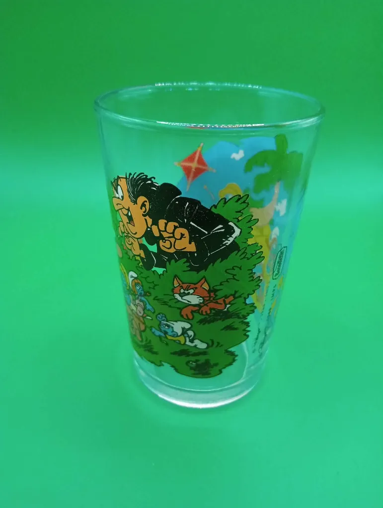 Verre Schtroumpfs 1988 – © Peyo – Gargamel embusqué observant les Schtroumpfs sur une plage tropicale – verre décoré vintage