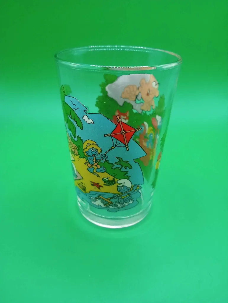 Verre Schtroumpfs 1988 – © Peyo – Gargamel embusqué observant les Schtroumpfs sur une plage tropicale – verre décoré vintage