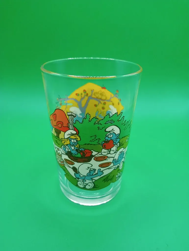 Verre Schtroumpfs 1987 – © Peyo – IMPS – scène pique‑nique des Schtroumpfs près des maisons champignons – verre décoré vintage