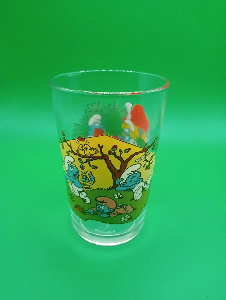 Verre Schtroumpfs 1987 – © Peyo – IMPS – scène pique‑nique des Schtroumpfs près des maisons champignons – verre décoré vintage