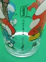 Verre Schtroumpfs 1993 – © Peyo – IMPS Brussels – Schtroumpf lançant un bâton au chien et autre Schtroumpf fâché – décor champignons géants