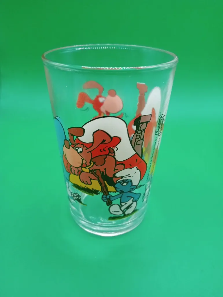 Verre Schtroumpfs 1993 – © Peyo – IMPS Brussels – Schtroumpf lançant un bâton au chien et autre Schtroumpf fâché – décor champignons géants