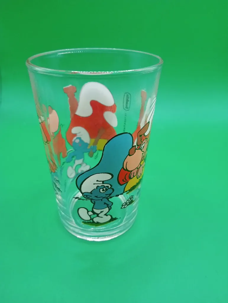 Verre Schtroumpfs 1993 – © Peyo – IMPS Brussels – Schtroumpf lançant un bâton au chien et autre Schtroumpf fâché – décor champignons géants