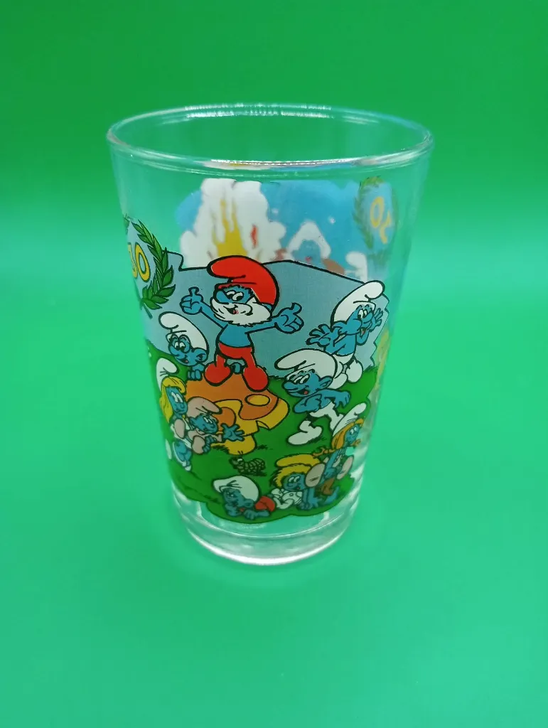 Verre Schtroumpfs 30 ans – © Peyo – IMPS – Schtroumpfs célébrant l’anniversaire autour du grand 30 et couronne de laurier – verre commémoratif
