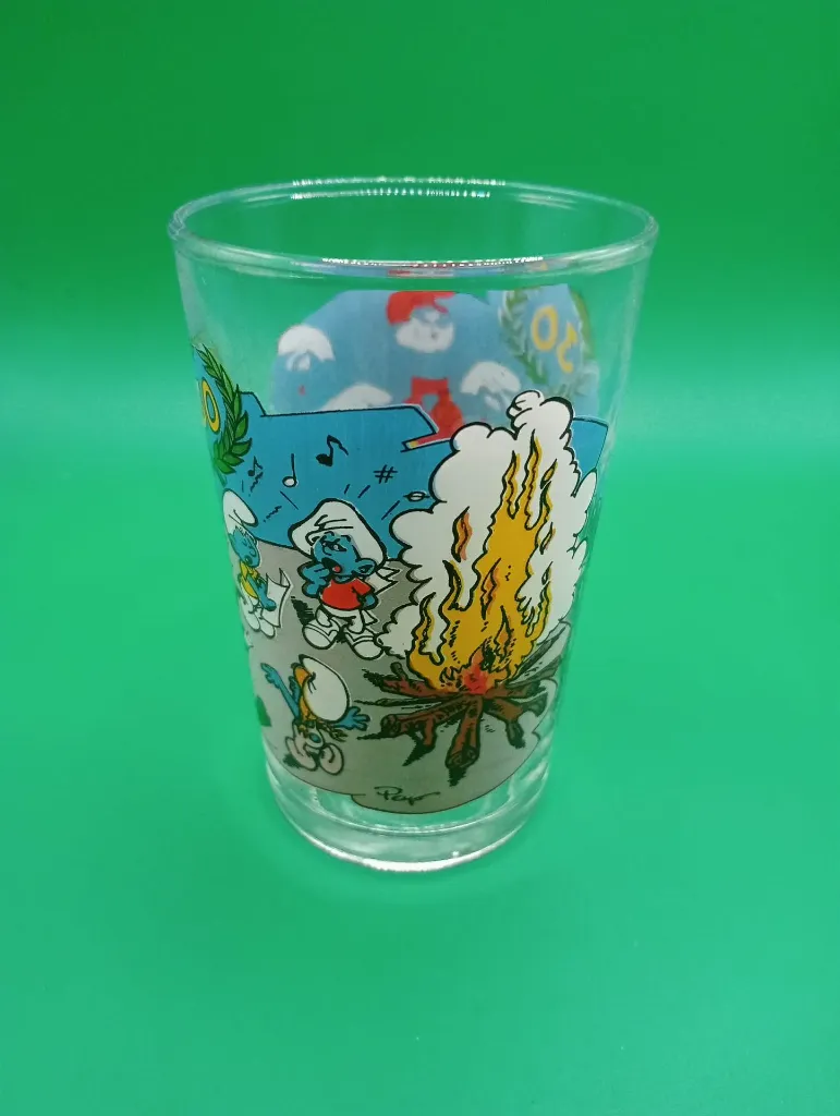 Verre Schtroumpfs 30 ans – © Peyo – IMPS – Schtroumpfs célébrant l’anniversaire autour du grand 30 et couronne de laurier – verre commémoratif
