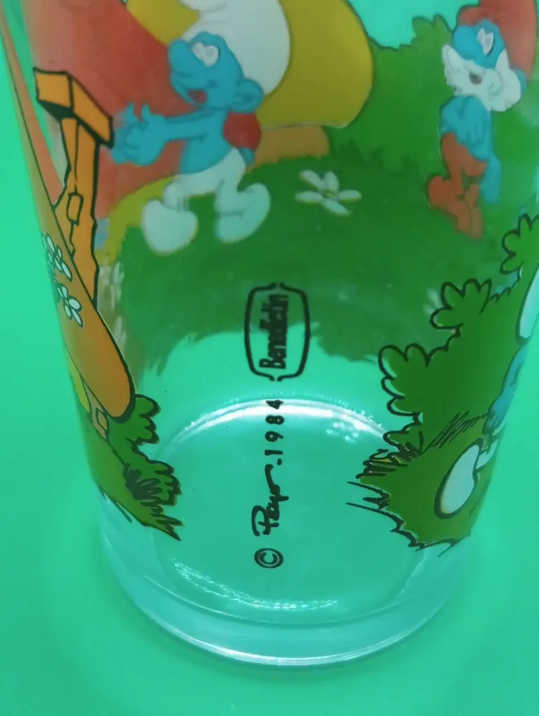 Verre Schtroumpfs 1984 – © Peyo – Bessetti – Grand Schtroumpf observant un Schtroumpf jouant au ballon avec la Schtroumpfette – maison champignon orange