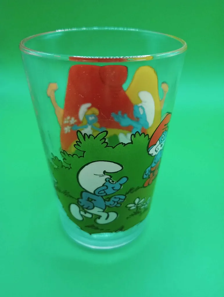 Verre Schtroumpfs 1984 – © Peyo – Bessetti – Grand Schtroumpf observant un Schtroumpf jouant au ballon avec la Schtroumpfette – maison champignon orange