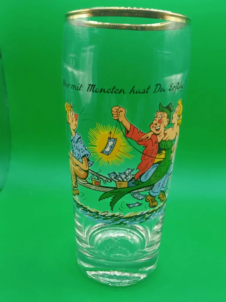 Verre humour allemand “Nur mit Moneten hast du Erfolg” – homme pêchant une sirène avec des billets – camarade sur barrière – humour noir vintage