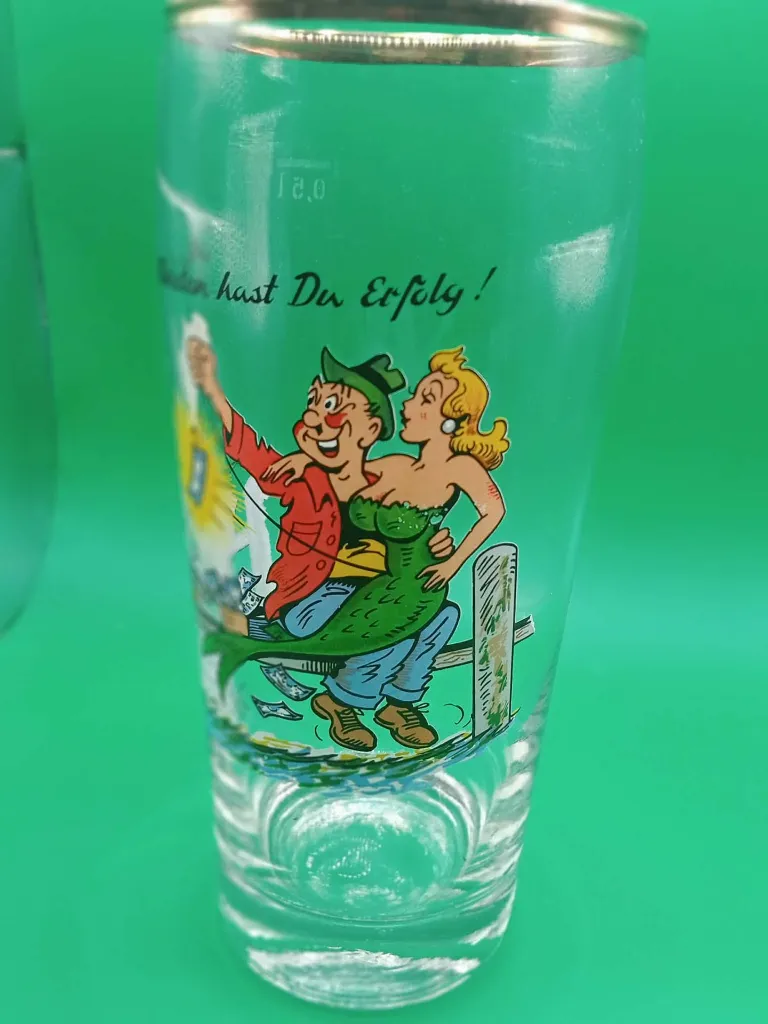 Verre humour allemand “Nur mit Moneten hast du Erfolg” – homme pêchant une sirène avec des billets – camarade sur barrière – humour noir vintage