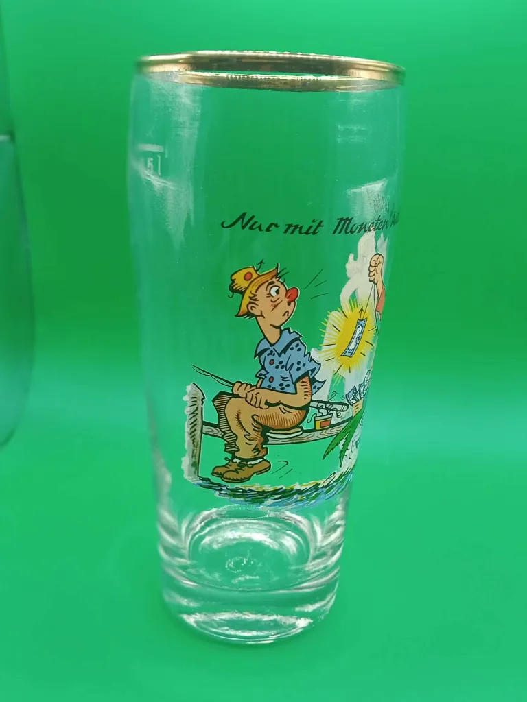 Verre humour allemand “Nur mit Moneten hast du Erfolg” – homme pêchant une sirène avec des billets – camarade sur barrière – humour noir vintage