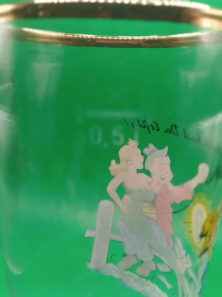 Verre humour allemand “Nur mit Moneten hast du Erfolg” – homme pêchant une sirène avec des billets – camarade sur barrière – humour noir vintage