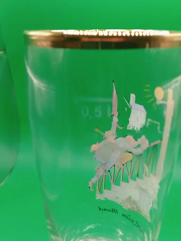 Verre humour allemand “Start zum Mond” – deux hommes montant vers la lune – seau renversé – personnage au sol – illustration vintage