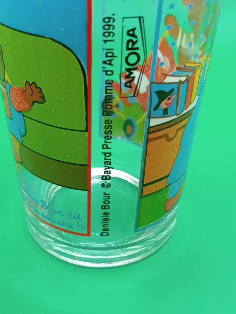 Verre Petit Ours Brun – poussette – ours lisant – décor familial – Amora 1999