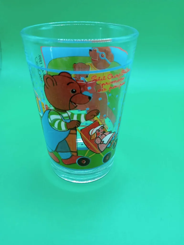 Verre Petit Ours Brun – poussette – ours lisant – décor familial – Amora 1999