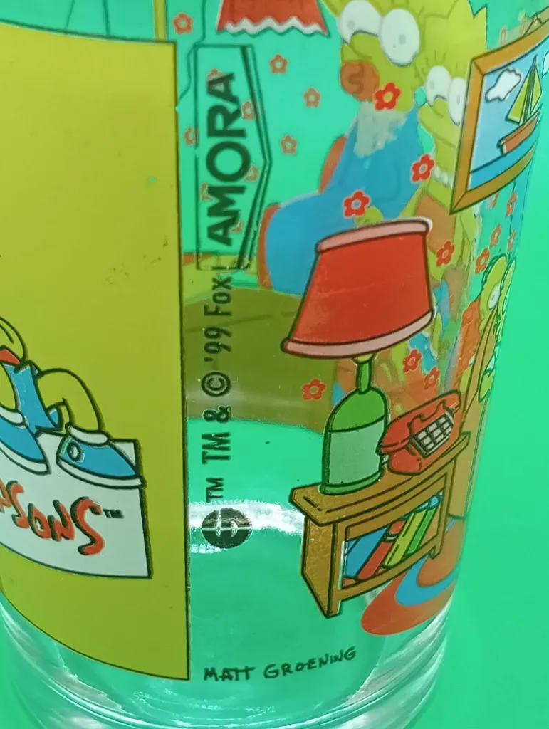 Verre The Simpsons 1999 – famille Simpson sur canapé – décor salon – Amora