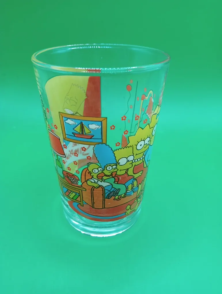 Verre The Simpsons 1999 – famille Simpson sur canapé – décor salon – Amora