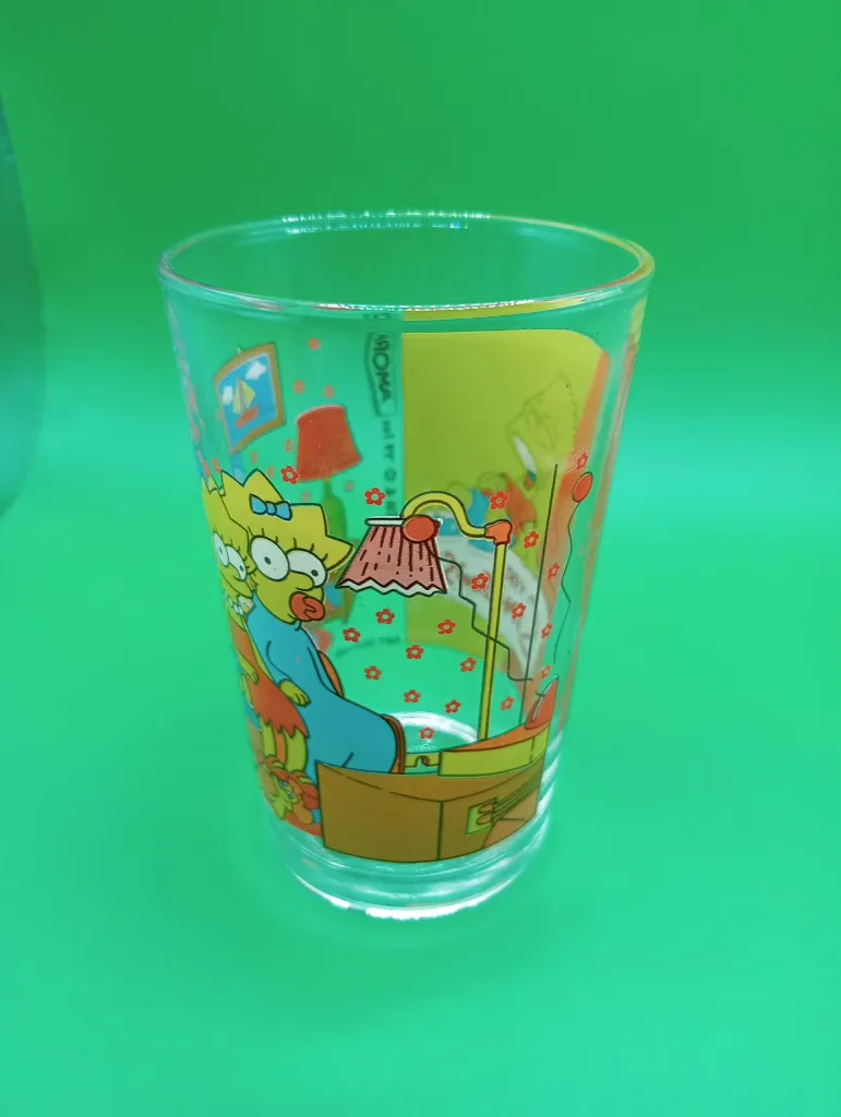 Verre The Simpsons 1999 – famille Simpson sur canapé – décor salon – Amora