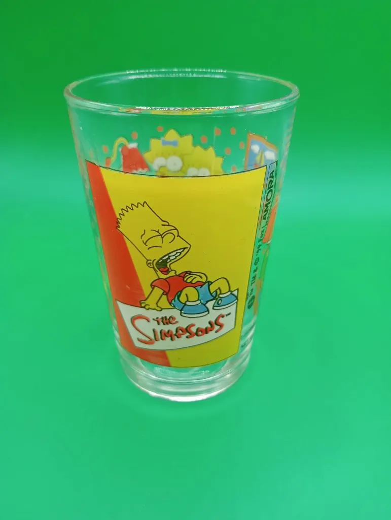 Verre The Simpsons 1999 – famille Simpson sur canapé – décor salon – Amora