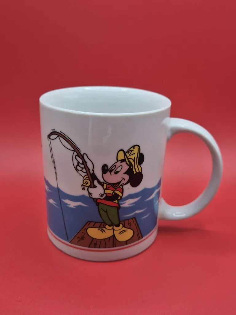 Mug Mickey Mouse pêcheur – Findus – vintage – dock en bois – eau bleue
