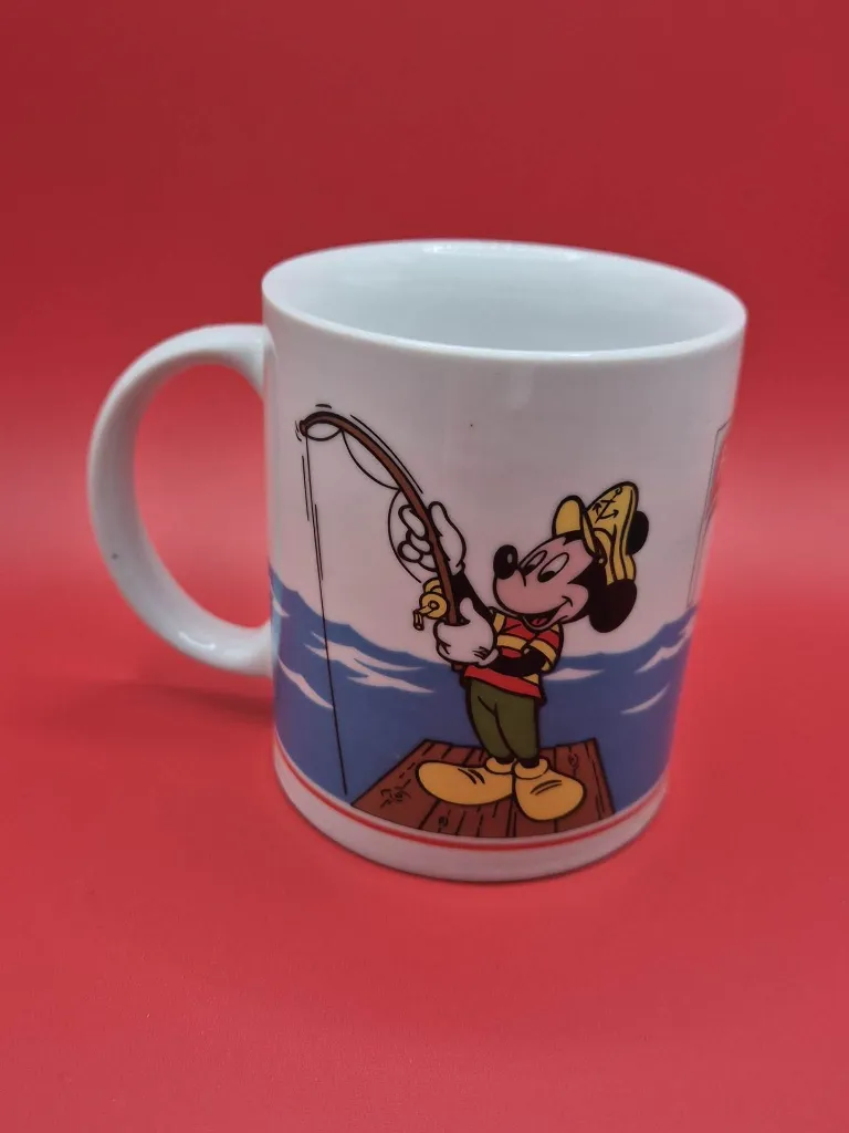 Mug Mickey Mouse pêcheur – Findus – vintage – dock en bois – eau bleue