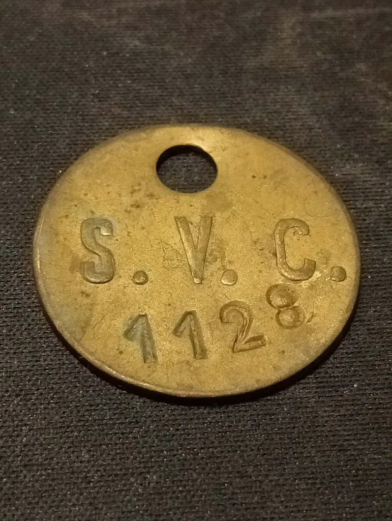 Jetons ouvriers S.V.C./A.C. – Société des Voies et Charbonnages – 1900‑1930 – jetons d’identification industrielle – vintage – métal patiné avec numéros frappés