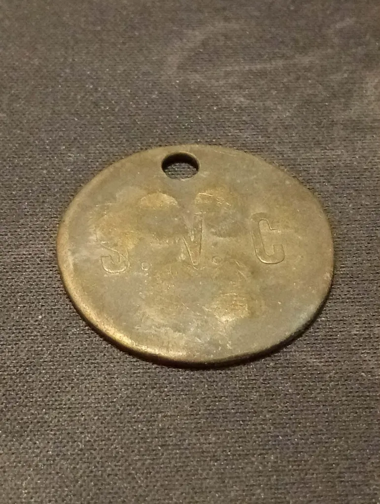 Jetons ouvriers S.V.C./A.C. – Société des Voies et Charbonnages – 1900‑1930 – jetons d’identification industrielle – vintage – métal patiné avec numéros frappés