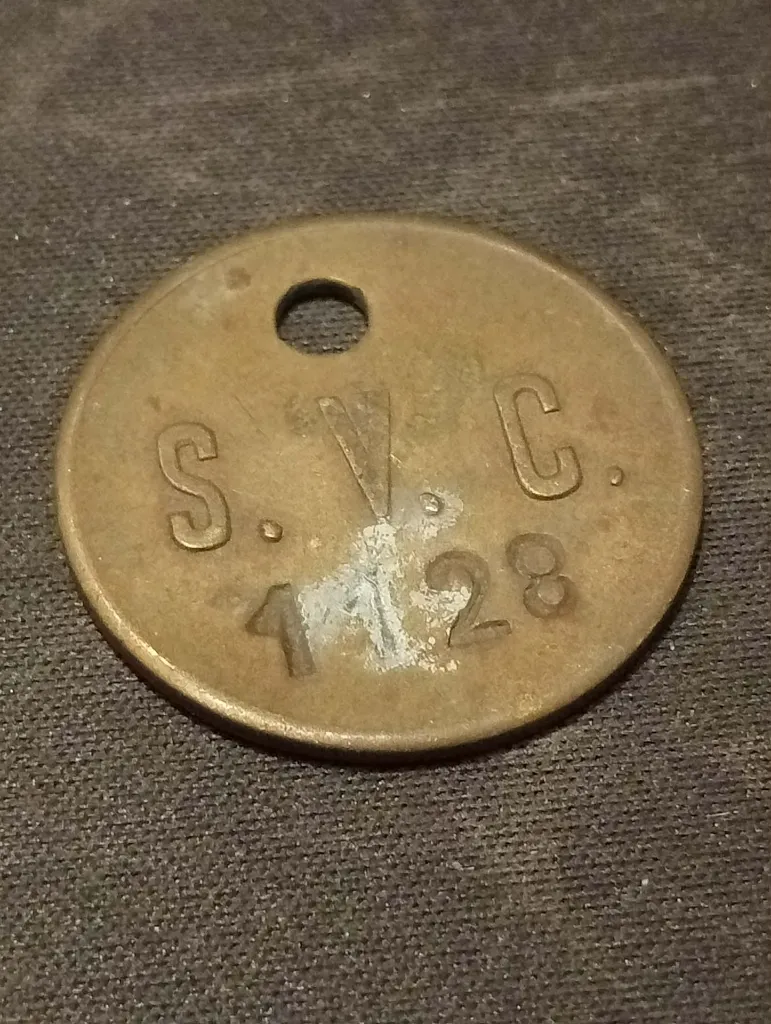 Jetons ouvriers S.V.C./A.C. – Société des Voies et Charbonnages – 1900‑1930 – jetons d’identification industrielle – vintage – métal patiné avec numéros frappés